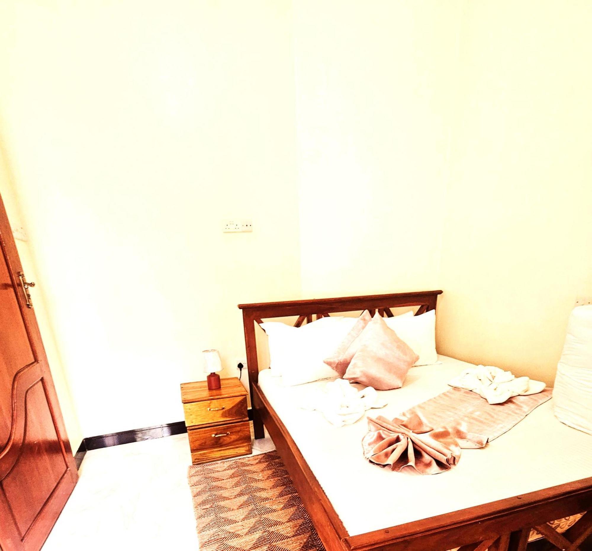 Safi House Bed & Breakfast Boma la Ngombe Exterior photo