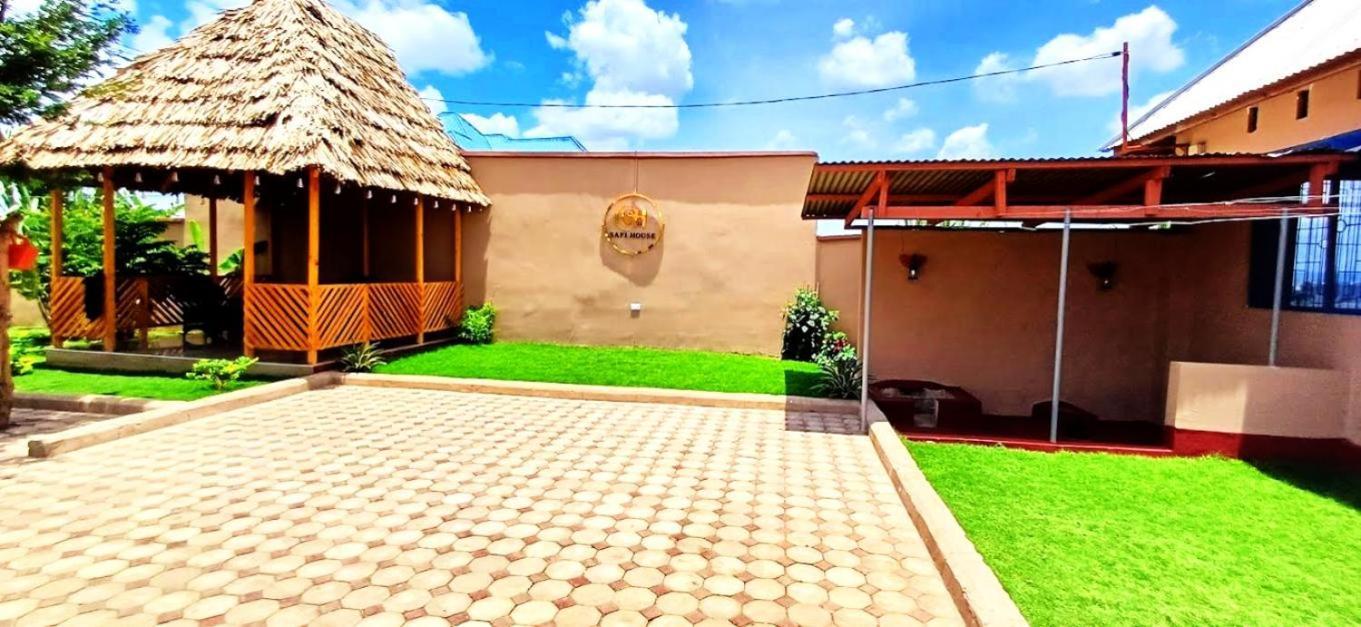 Safi House Bed & Breakfast Boma la Ngombe Exterior photo